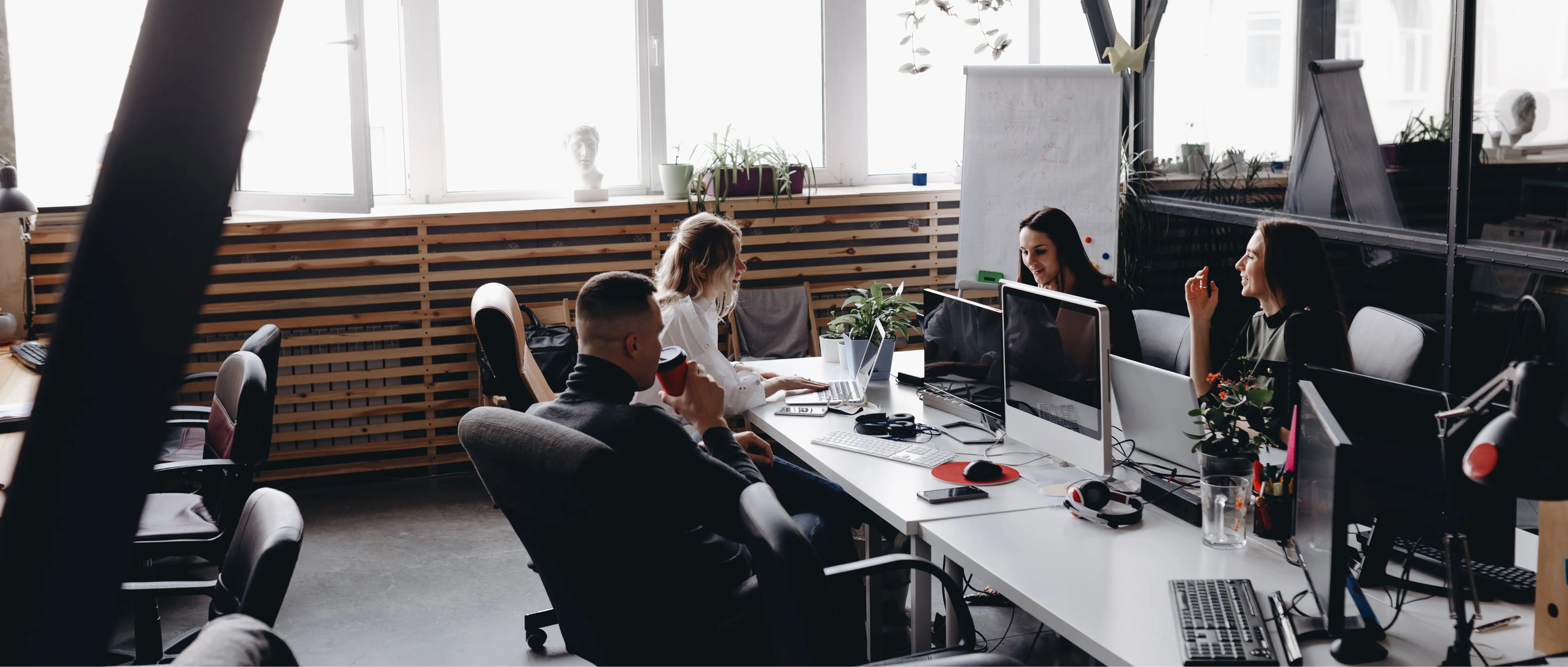 Equipo de profesionales trabajando juntos